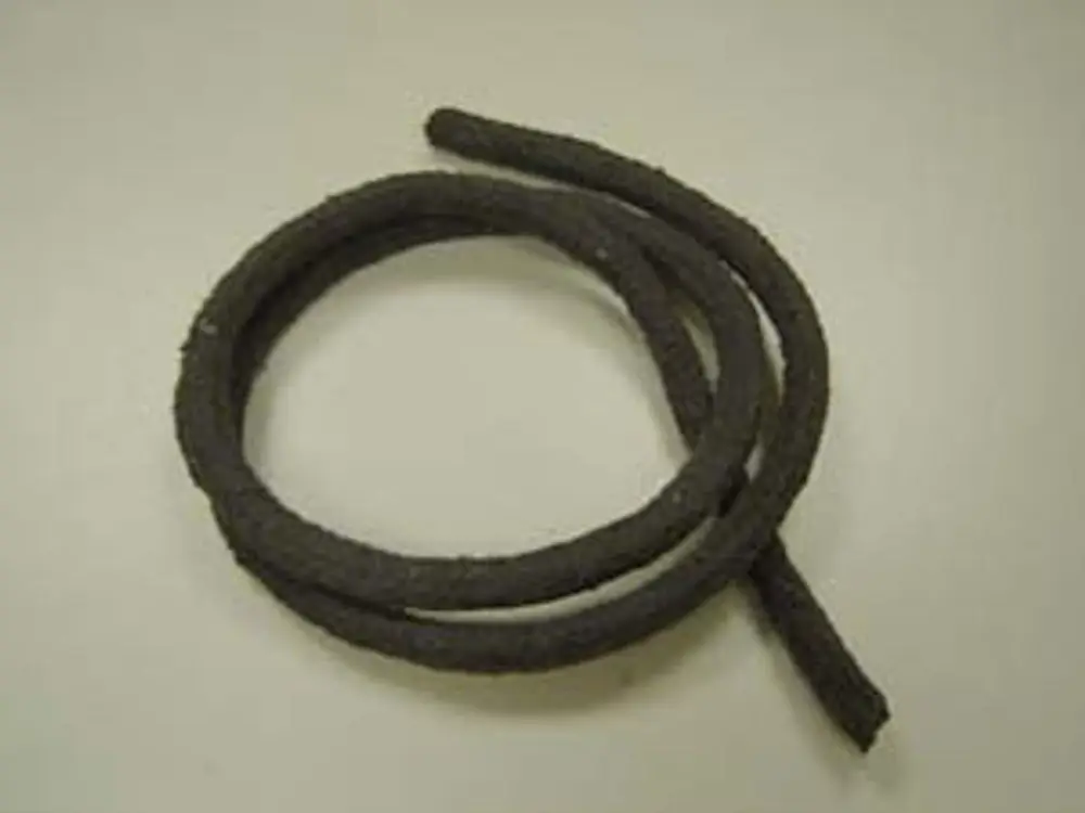 Schwarze Dichtschnur in Form eines gesprenkelten Kabels, möglicherweise für Brenneranwendungen der Marke Remeha, auf hellem Hintergrund.